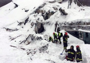 Otto persone vive all'hotel Rigopiano travolto dalla valanga diretta video