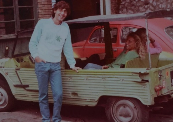  Giancarlo Siani con la Mehari verde a bordo della quale fu assassinato