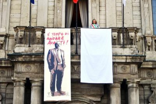 Lenzuola bianche, l'Italia ricorda Giovanni Falcone
