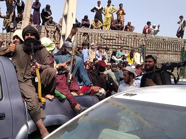 Afghanistan, Talebani sparano ancora sulla folla