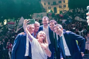  Meloni y los líderes de la coalición junto al gobernador reelecto de Las Marcas