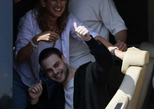 - L&#039;ostaggio israeliano liberato Alon Ohel fa un gesto di saluto ai sostenitori al suo arrivo in Israele