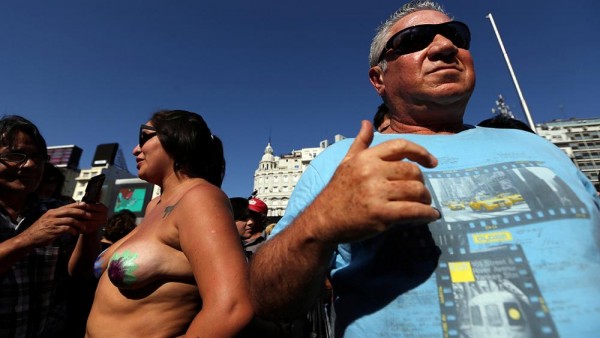 "Tetas Libres": a Buenos Aires, protesta topless vs mercificazione della donna