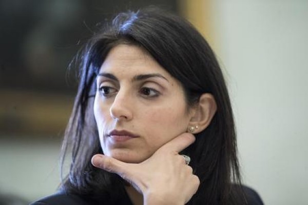 Roma, blitz polizia giudiziaria in Campidoglio dopo esposto di Fratelli d'Italia. Raggi: "Nulla da nascondere"
