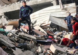 Il campo profughi di Nuseirat dopo un bombardamento israeliano