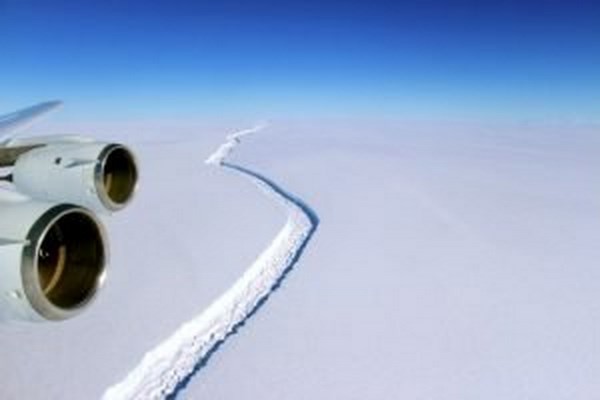 Antartide, si stacca Larsen C: l&rsquo;iceberg &egrave; grande come la Liguria