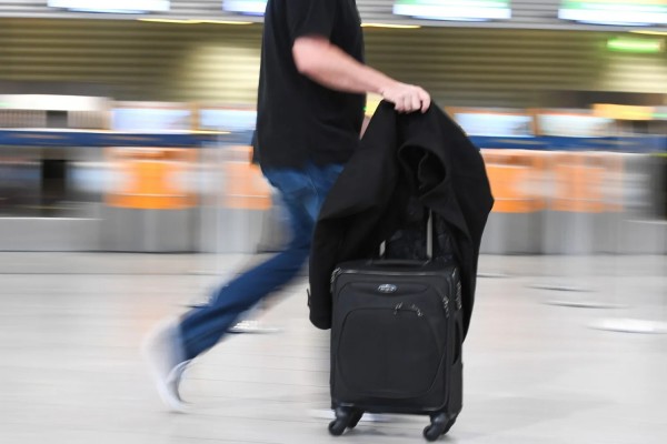 Anne Derdert / Dpa / Afp - Un passeggero con un bagaglio a mano (Foto a corredo articolo AGI)