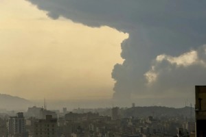 Il fumo si alza dopo le esplosioni a Teheran 