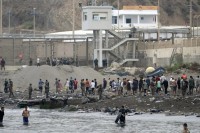 JORGE GUERRERO / AFP - Migliaia di migranti hanno attraversato a nuoto le acque vicino al confine con il Marocco per entrare nell'enclave spagnola di Ceuta  (Foto a corredo articolo AGI)