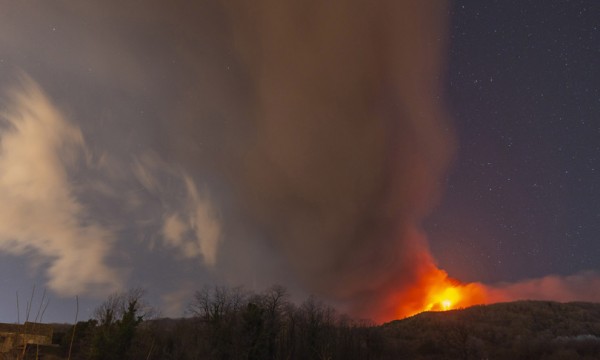 L'Etna ribolle, boati e fontana di lava nella notte