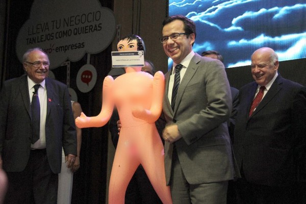 Un empresario regala una mu&ntilde;eca inflable a un ministro chileno