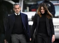 L&#039;ex presidente della Repubblica Nicolas Sarkozy accompagnato dalla moglie Carla Bruni  tra applausi e Marsigliese