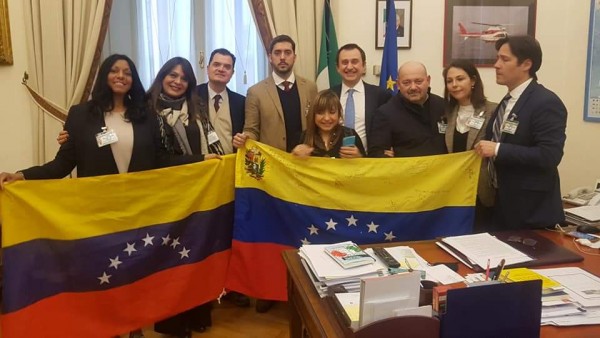 Esponenti del Partito Democratico in piazza con la comunit&agrave; venezuelana. E poi con il Vice Presidente della Camera dei Deputati, Ettore Rosato,
