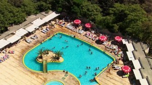 I due volti di Aleppo: bombe e massacri da un lato, piscine e lusso dall&#039;altro
