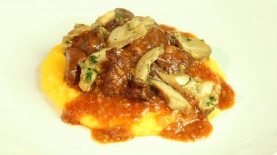 El jabal&iacute; con champi&ntilde;ones y polenta Plato t&iacute;pico de San San Gimignano