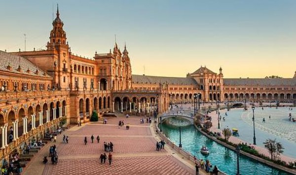 La Plaza Espa&ntilde;a en Sevilla, una de las ciudades espa&ntilde;olas m&aacute;s atrayentes para el turismo internacional 