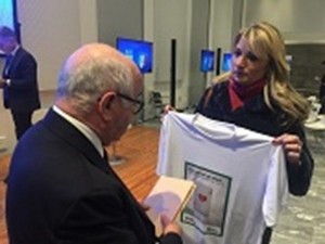 Milano  - Beccalossi consegna a Tavecchio maglietta «anti-ludopatia»