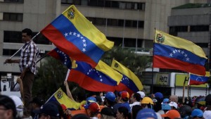 Oposici&oacute;n se prepara para nuevas protestas y Maduro defiende la Constituyente