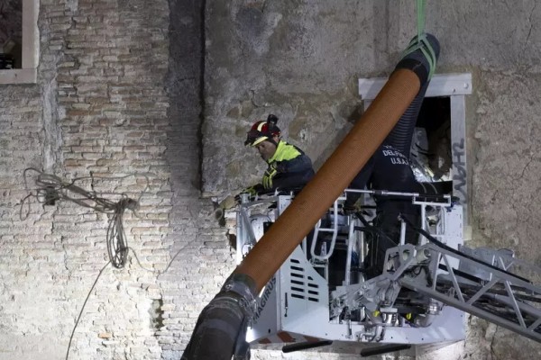 La ca&iacute;da de la Torre en Foros Imperiales de Roma