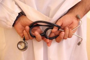 Vaccini, sezione anti-fake news sul sito del ministero della Salute, radiato il primo medico