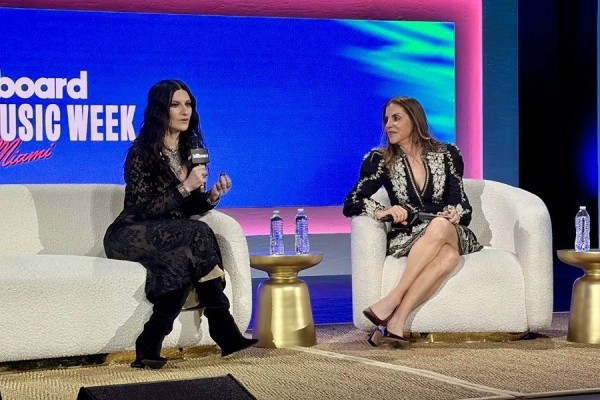 La cantante italiana Laura Pausini en una entrevista televisiva