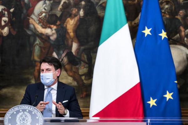 Quattro le regioni rosse: Calabria, Lombardia, Piemonte e Valle d'Aosta, il Dpcm in vigore da domani