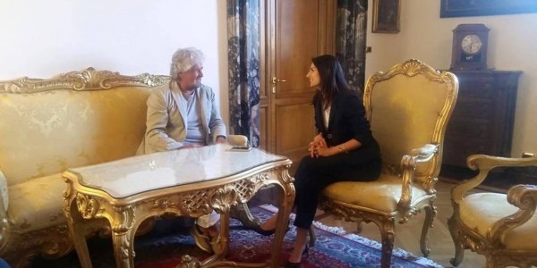 Roma, Beppe Grillo a sorpresa in Campidoglio per incontrare Raggi: "Fantastica, tutto bellissimo"