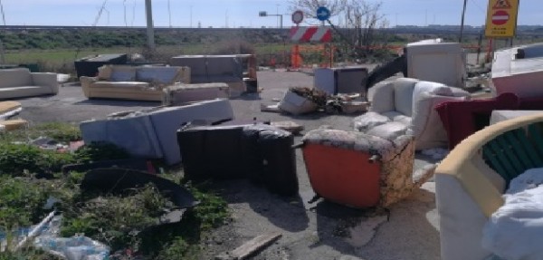 Taranto . Periferie abbandonate tra i rifiuti