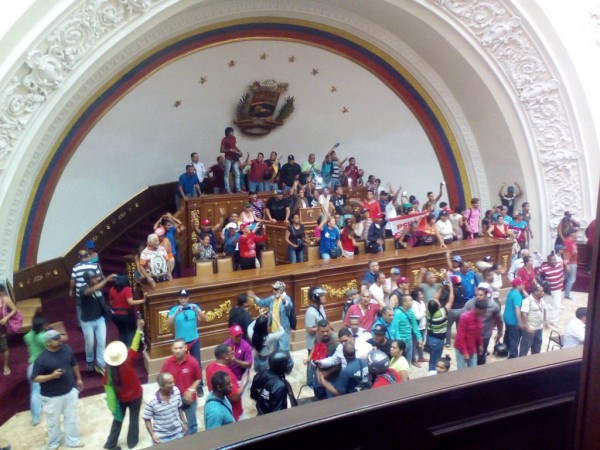 Chavistas entraron a la fuerza a la sesi&oacute;n de la Asamblea Nacional Varios heridos