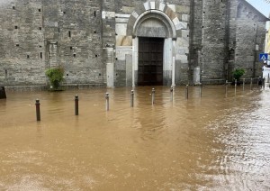 La basilica di Sant'Abbondio di Como 'assediata' dall'acqua