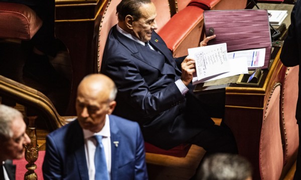 Silvio Berlusconi durante la seduta con gli appunti su Meloni, nella foto esclusiva lui scrive di lei: "Supponente, prepotente, arrogante e offensiva" 