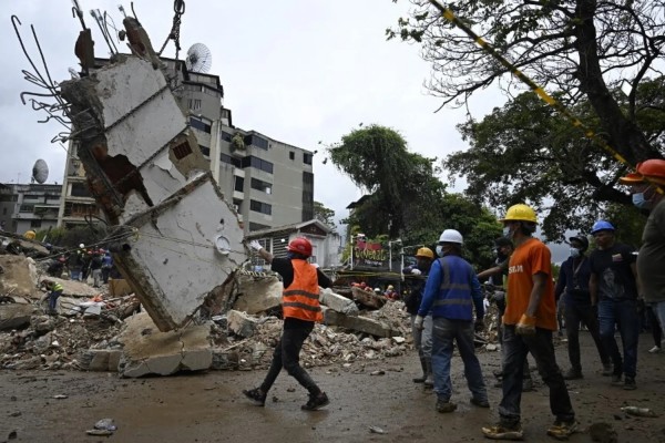 Federico PARRA / AFP - La rimozione dei detriti da un edificio crollato nel quartiere San Bernardino di Caracas il 28 giugno 2026    (Foto a corredo articolo AGI)