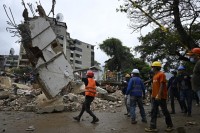 Federico PARRA / AFP - La rimozione dei detriti da un edificio crollato nel quartiere San Bernardino di Caracas il 28 giugno 2026    (Foto a corredo articolo AGI)