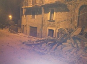 Fuerte terremoto y r&eacute;plicas esta noche en Italia Central. Una imagen de la localidad de Amatrice foto Twitter