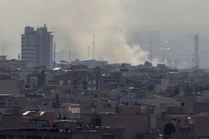 Una nuvola di fumo si solleva dopo un'esplosione segnalata a Teheran