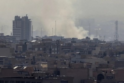 Una nuvola di fumo si solleva dopo un'esplosione segnalata a Teheran