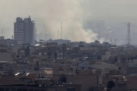 Una nuvola di fumo si solleva dopo un'esplosione segnalata a Teheran