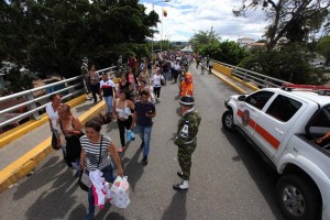 Venezolanos hacen fila en los pasos fronterizos