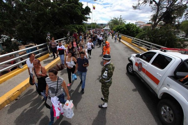 Venezolanos hacen fila en los pasos fronterizos
