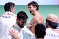 Flavio Cobolli festeggia con i compagni di squadra dopo aver vinto la semifinale di Coppa Davis