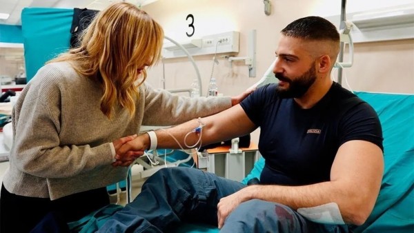 Giorgia Meloni con il poliziotto aggredito a colpi di martello
