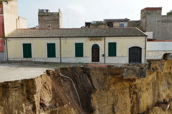 La biblioteca di Niscemi con la porta d'ingresso sul marciapiedi sospeso nel vuoto