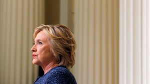 Hillary Clinton cancella viaggio in California a causa della polmonite Ma cosa succede se si ritira?