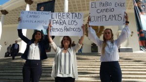 Esposas de presos pol&iacute;ticos piden su libertad en la Asamblea Nacional