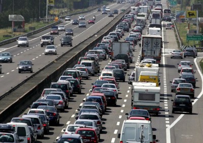 Traffico su un&#039;autostrada controesodo bollino rossso
