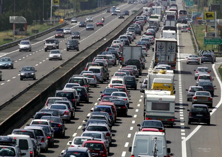 Traffico su un'autostrada controesodo bollino rossso