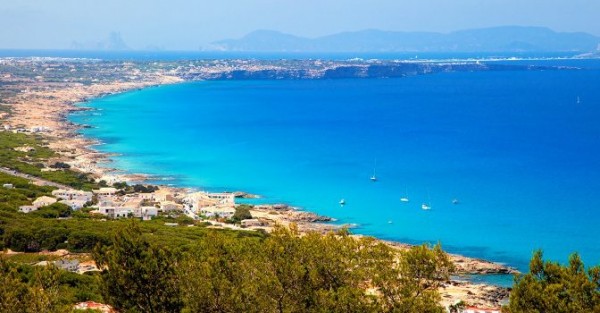 Un razzo dallo yacht e Formentera va a fuoco, rivolta &egrave; caccia agli italiani sull'isola