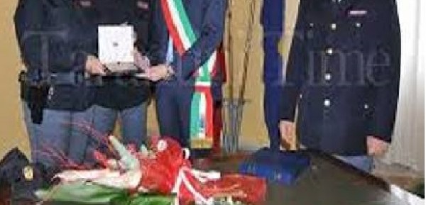 Sindaco di Mottola (Ta) premia due poliziotti, plauso del sindacato