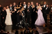  Il regista Paul Thomas Anderson e la produttrice Sara Murphy ricevono il premio come Miglior Film per "One Battle After Another" insieme a cast e troupe sul palco