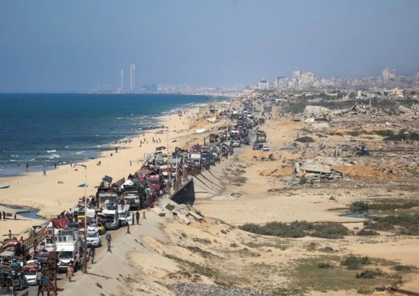  I palestinesi sfollati si spostano con i loro effetti personali verso sud su una strada nell&#039;area del campo profughi di Nuseirat, nella Striscia di Gaza centrale